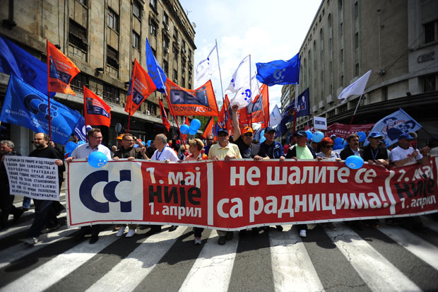 Синдикати љути због чиновничких плата